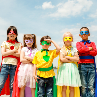 Fünf Kinder verkleidet als Superhelden Fünf Kinder verkleidet als Superhelden